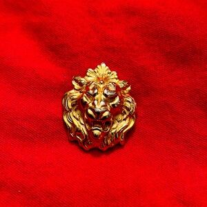 Vintage roaring head gold tone brooch pin